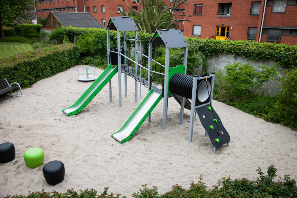 Aire de jeu avec plusieurs toboggans