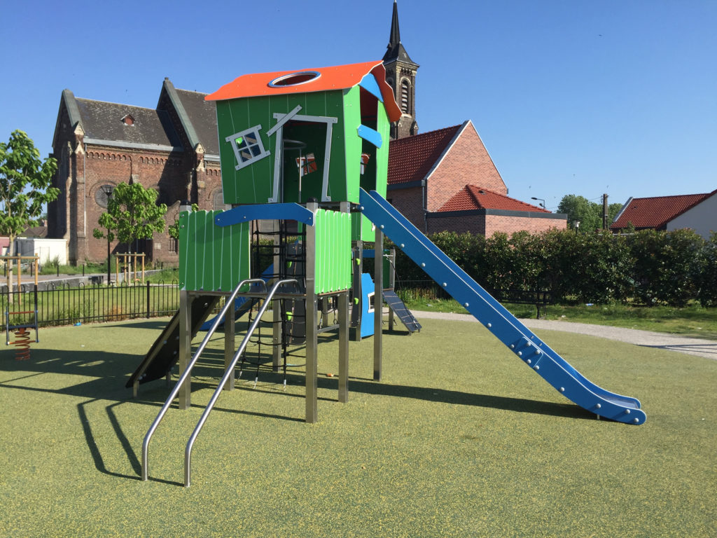 Maisonnette de jeu avec toboggan