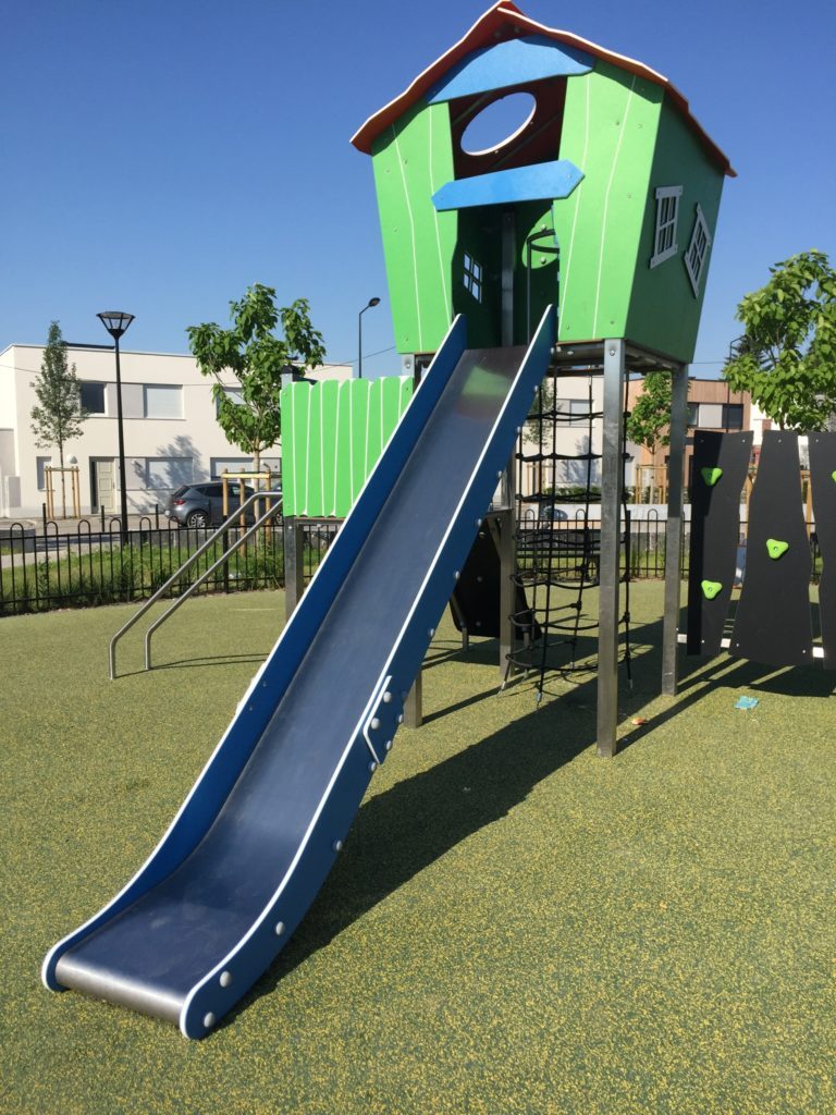 Maisonnette de jeu avec grand toboggan