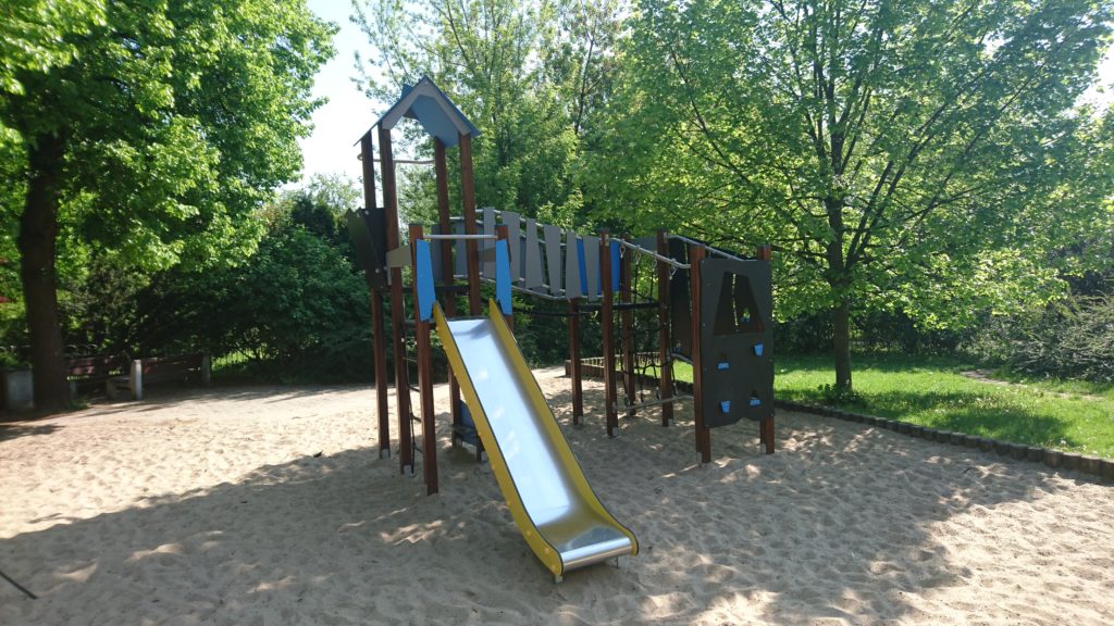 Place de jeu avec toboggan