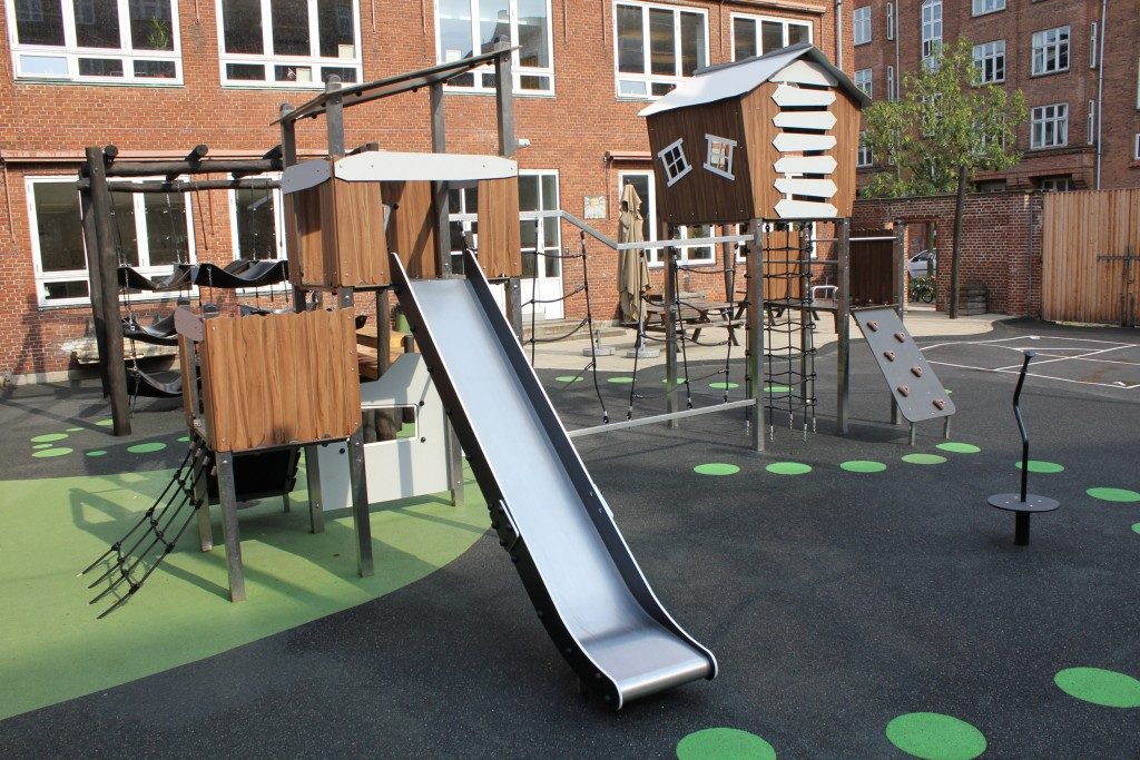 Structure de jeu avec toboggan