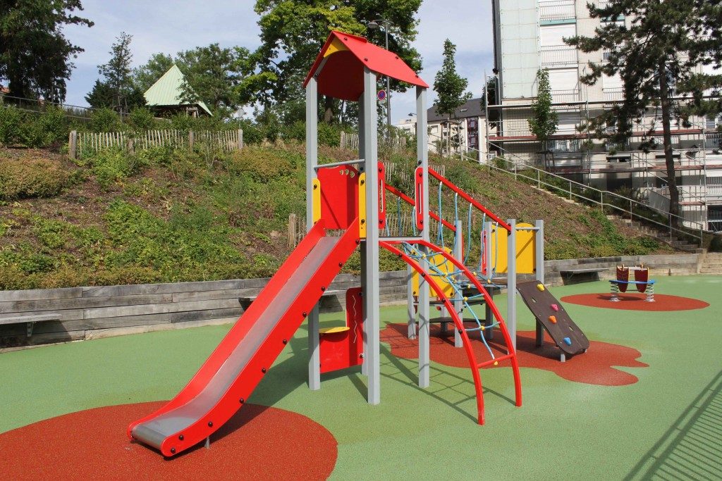 Place de jeu avec toboggan