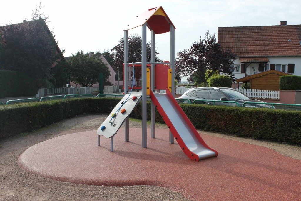 Tour de jeu métallique avec toboggan