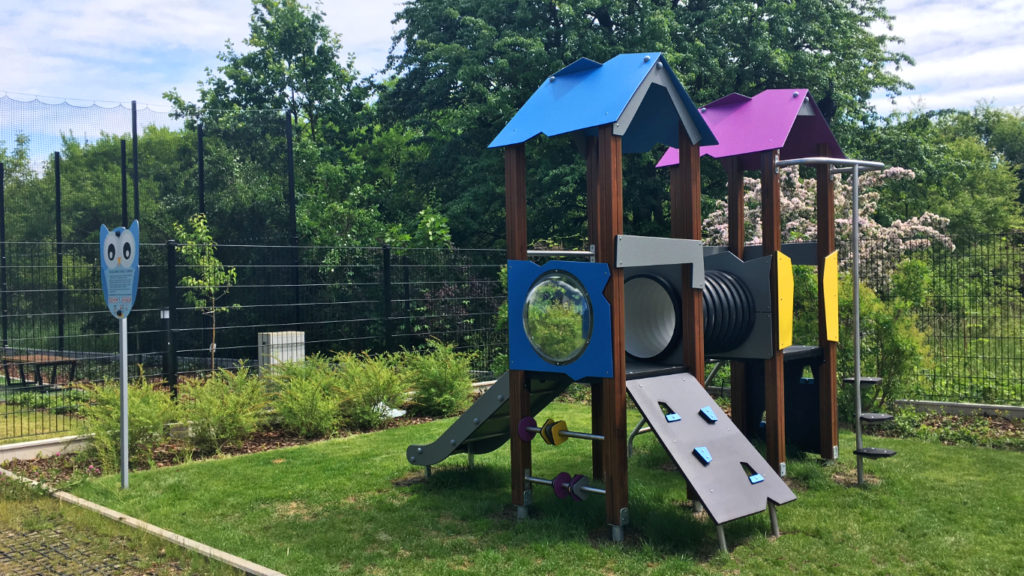 Place de jeu avec poteaux en bois