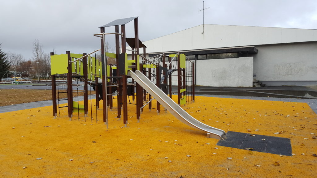 Tour de jeu avec toboggan