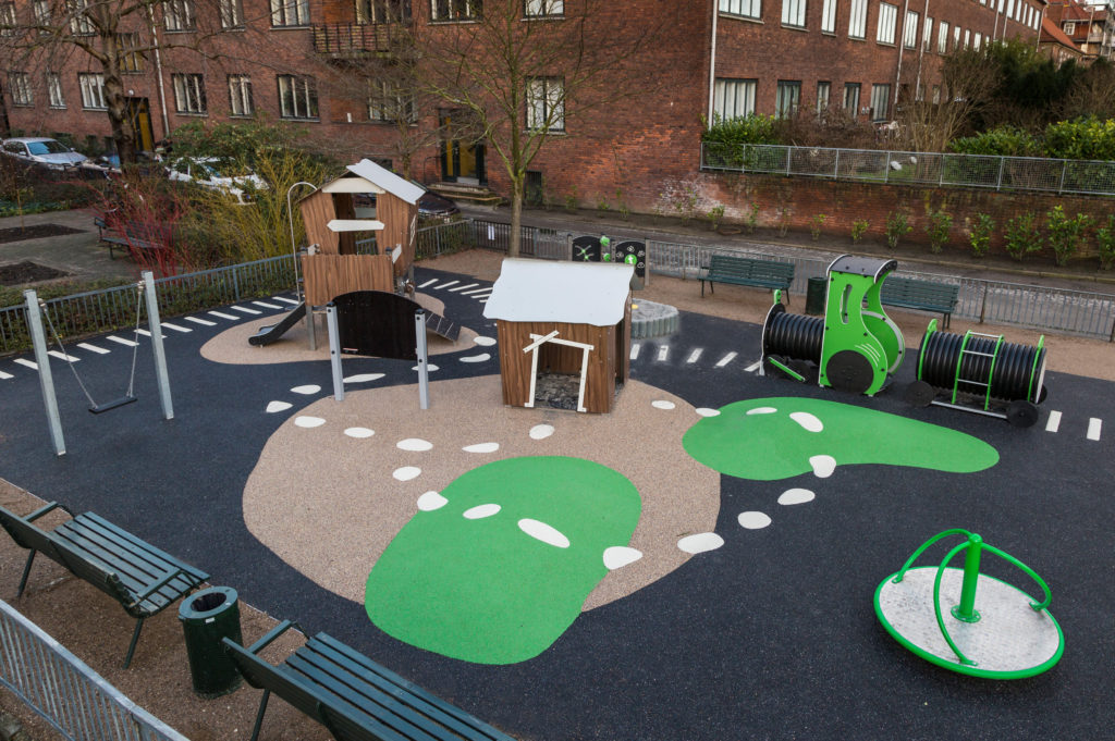 Terrain de jeu avec maisonnettes